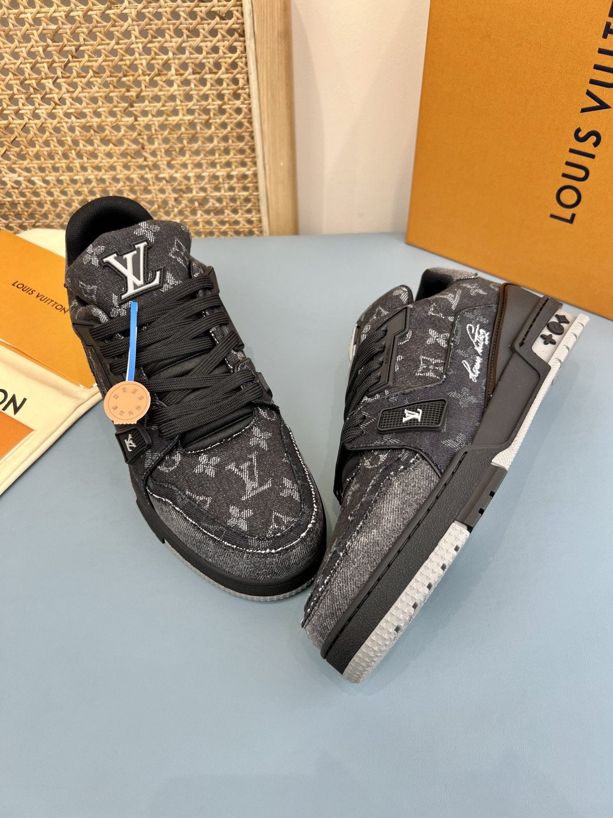 Sneakers Trainer Denim 'Denim Noir Monogram Relief' — vue 16