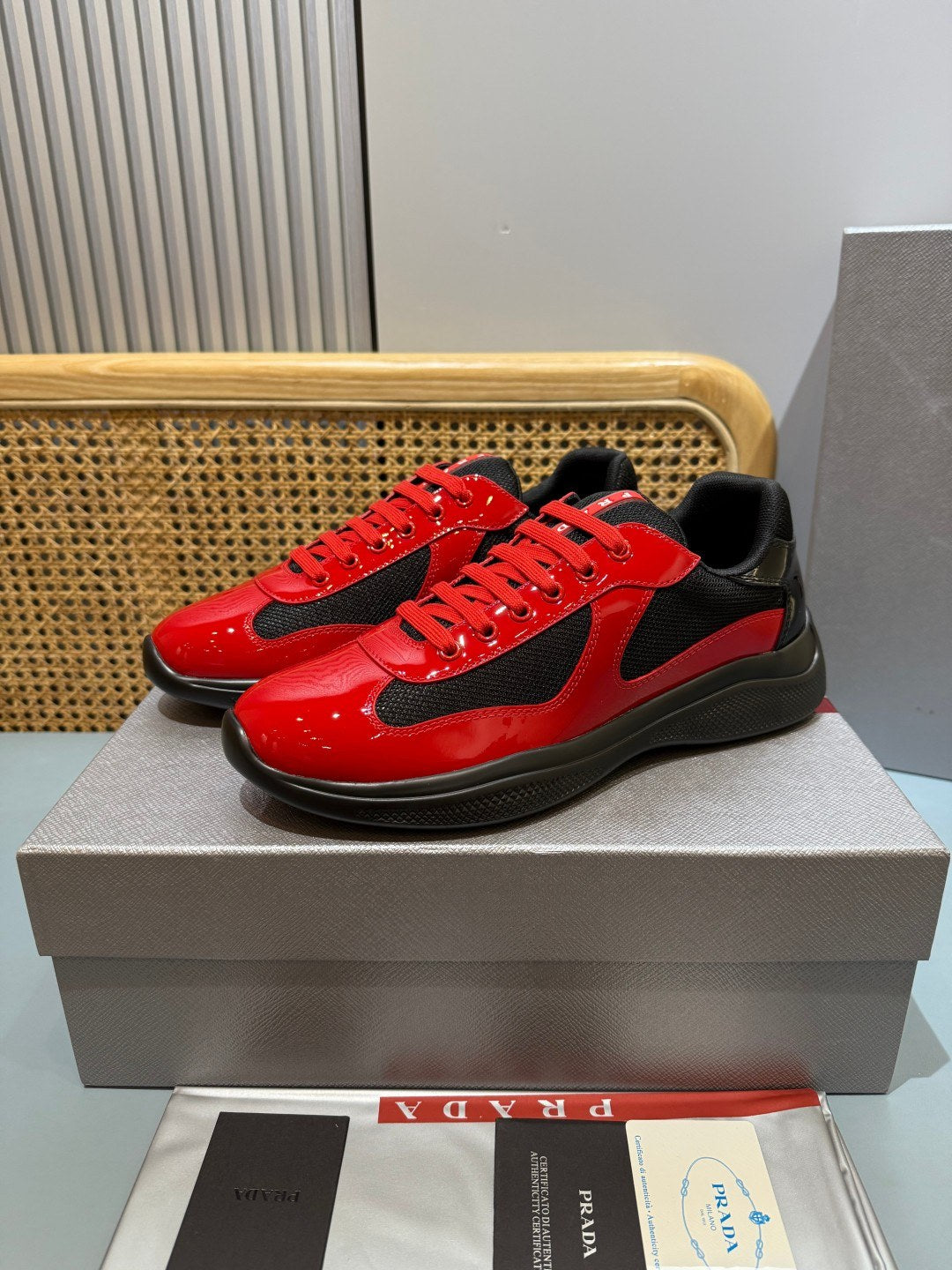 Sneakers America's Cup 'Rouge et Noir Verni' — vue 2