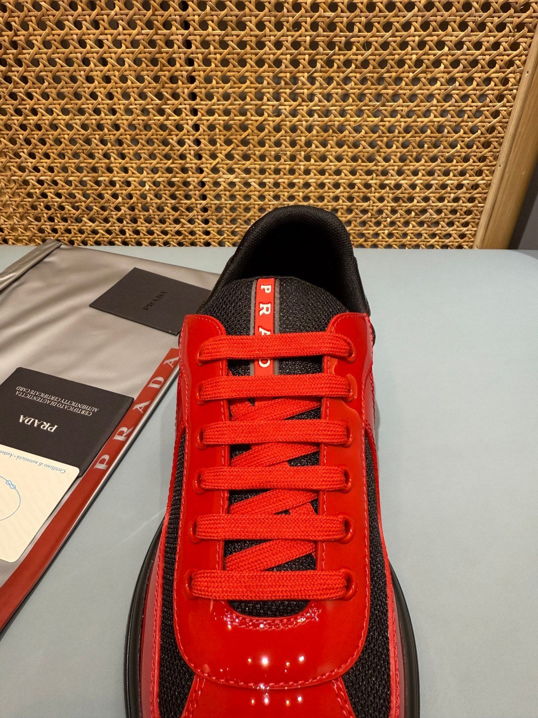 Sneakers America's Cup 'Rouge et Noir Verni' — vue 4