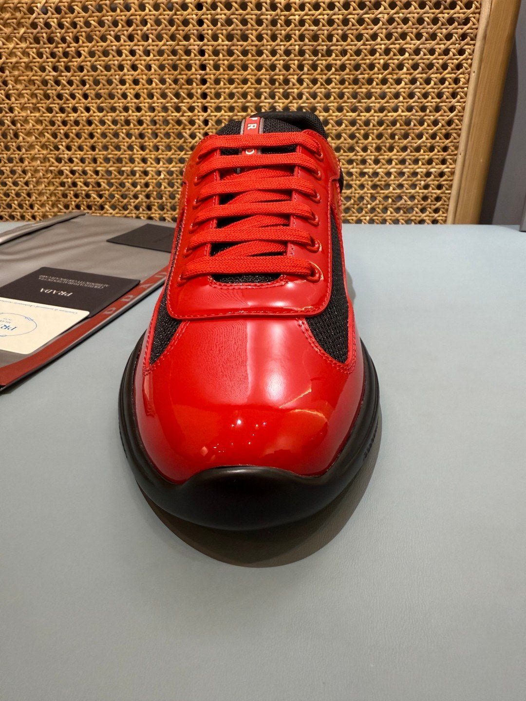 Sneakers America's Cup 'Rouge et Noir Verni' — vue 5