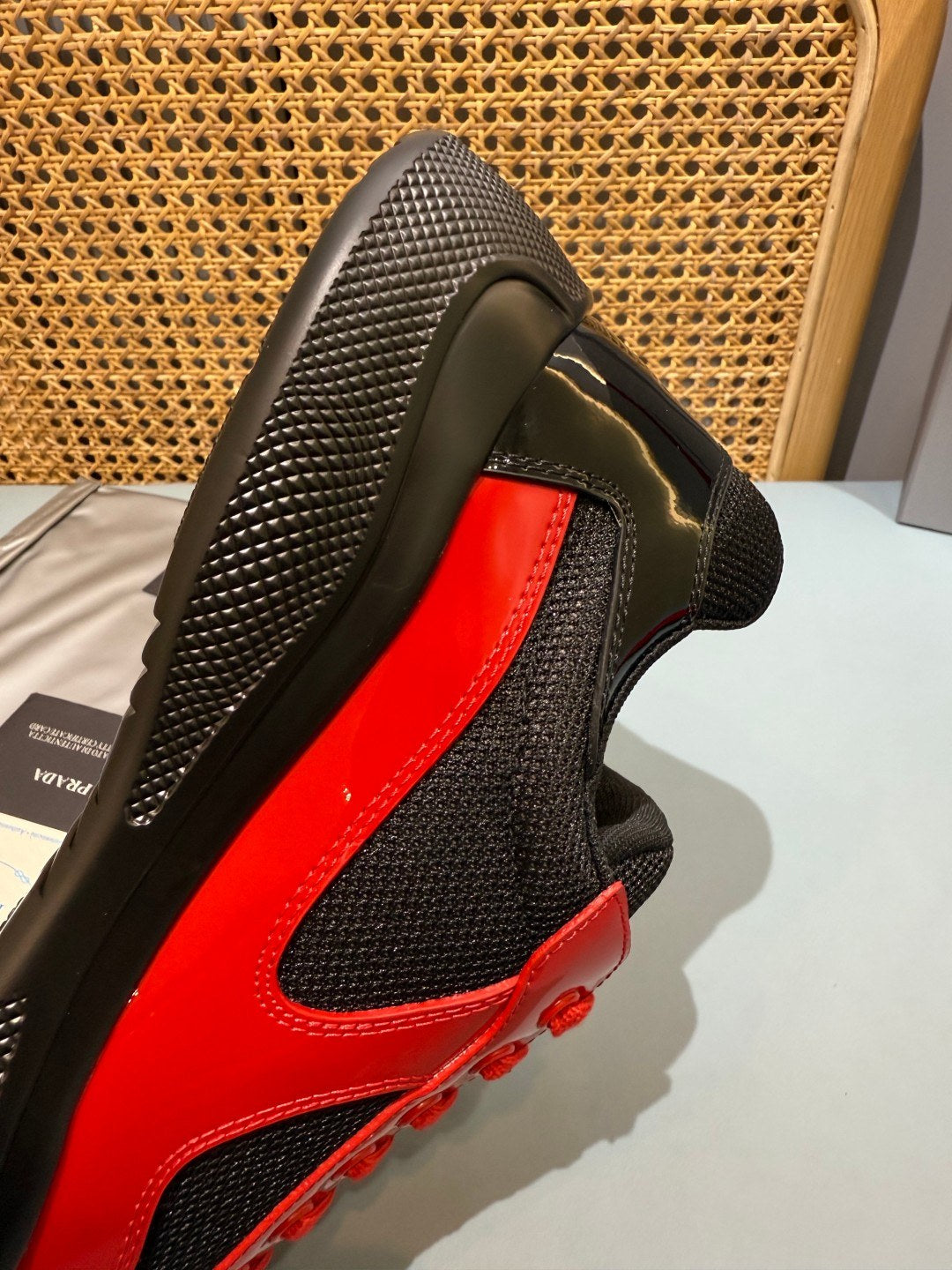 Sneakers America's Cup 'Rouge et Noir Verni' — vue 8