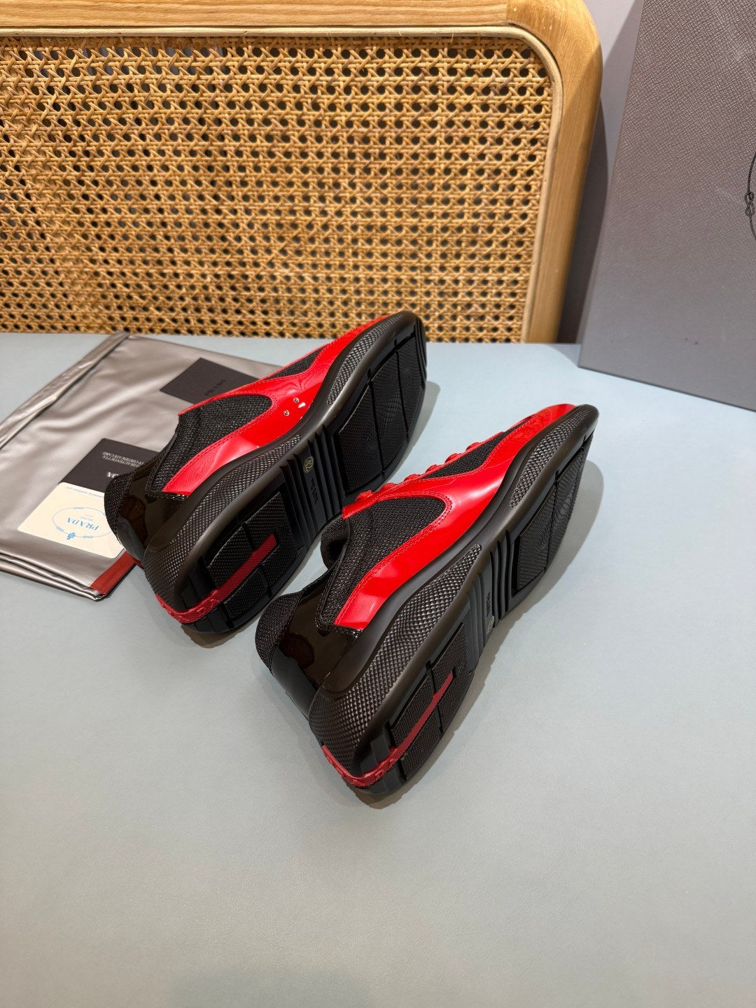 Sneakers America's Cup 'Rouge et Noir Verni' — vue 10