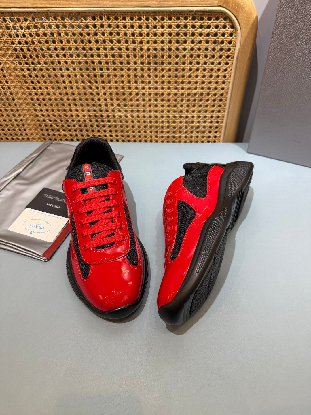 Sneakers America's Cup 'Rouge et Noir Verni' — vue 13