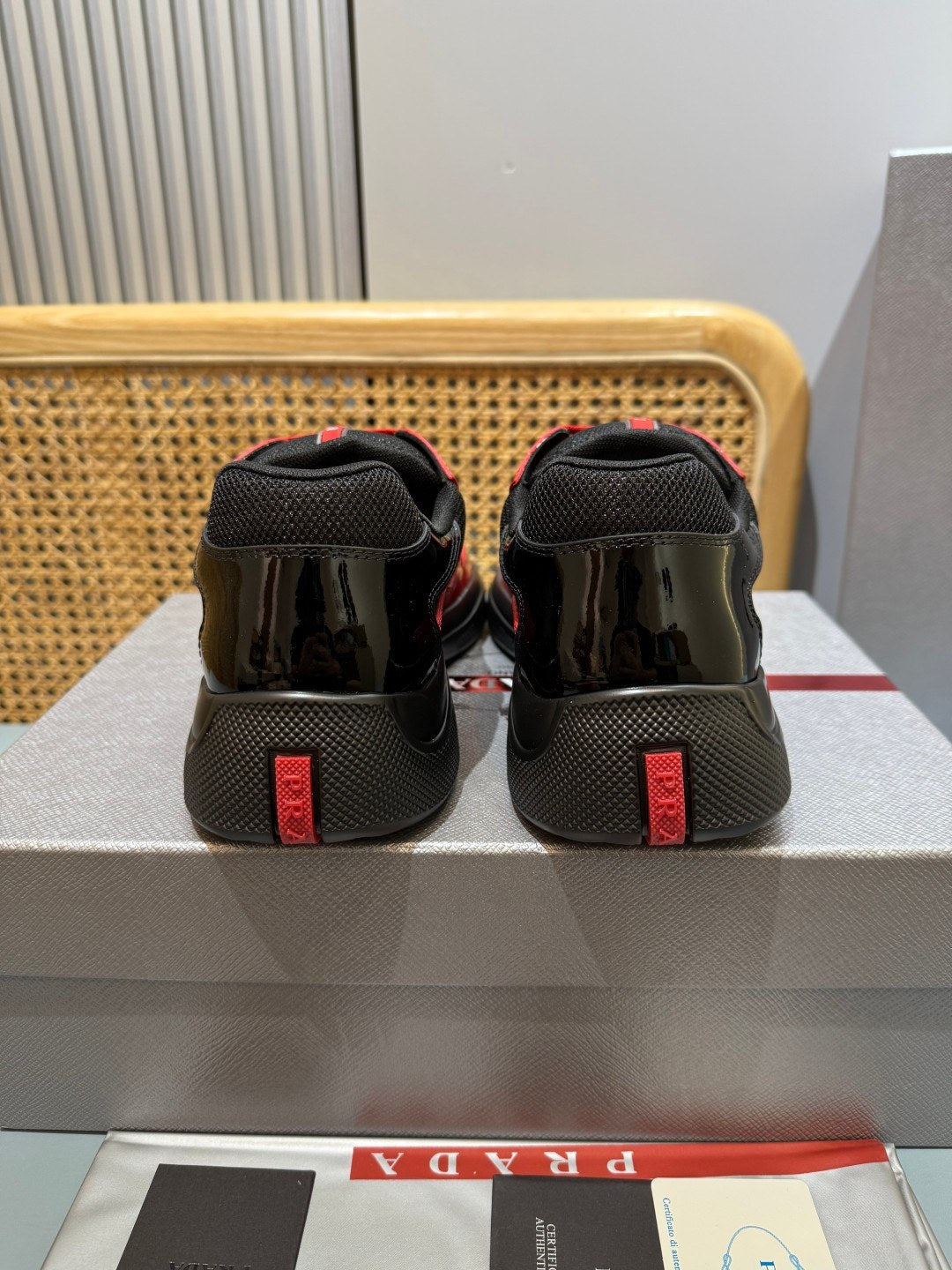 Sneakers America's Cup 'Rouge et Noir Verni' — vue 14