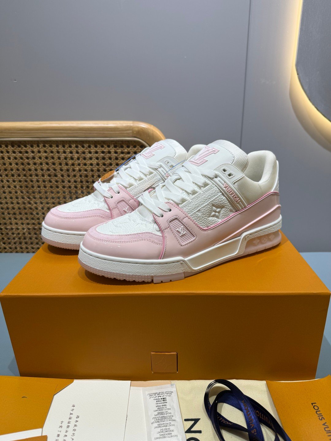 Sneakers Trainer 'Blanc Rose' — vue 3