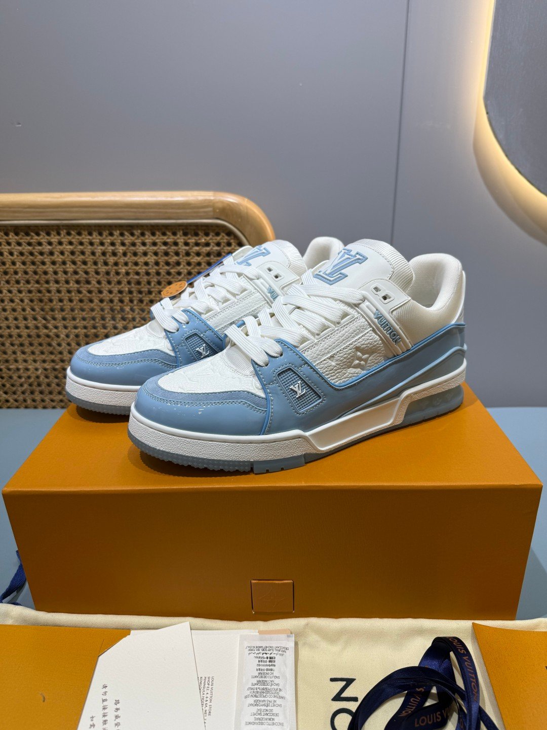 Sneakers Trainer 'Blanc Bleu Ciel' — vue 3
