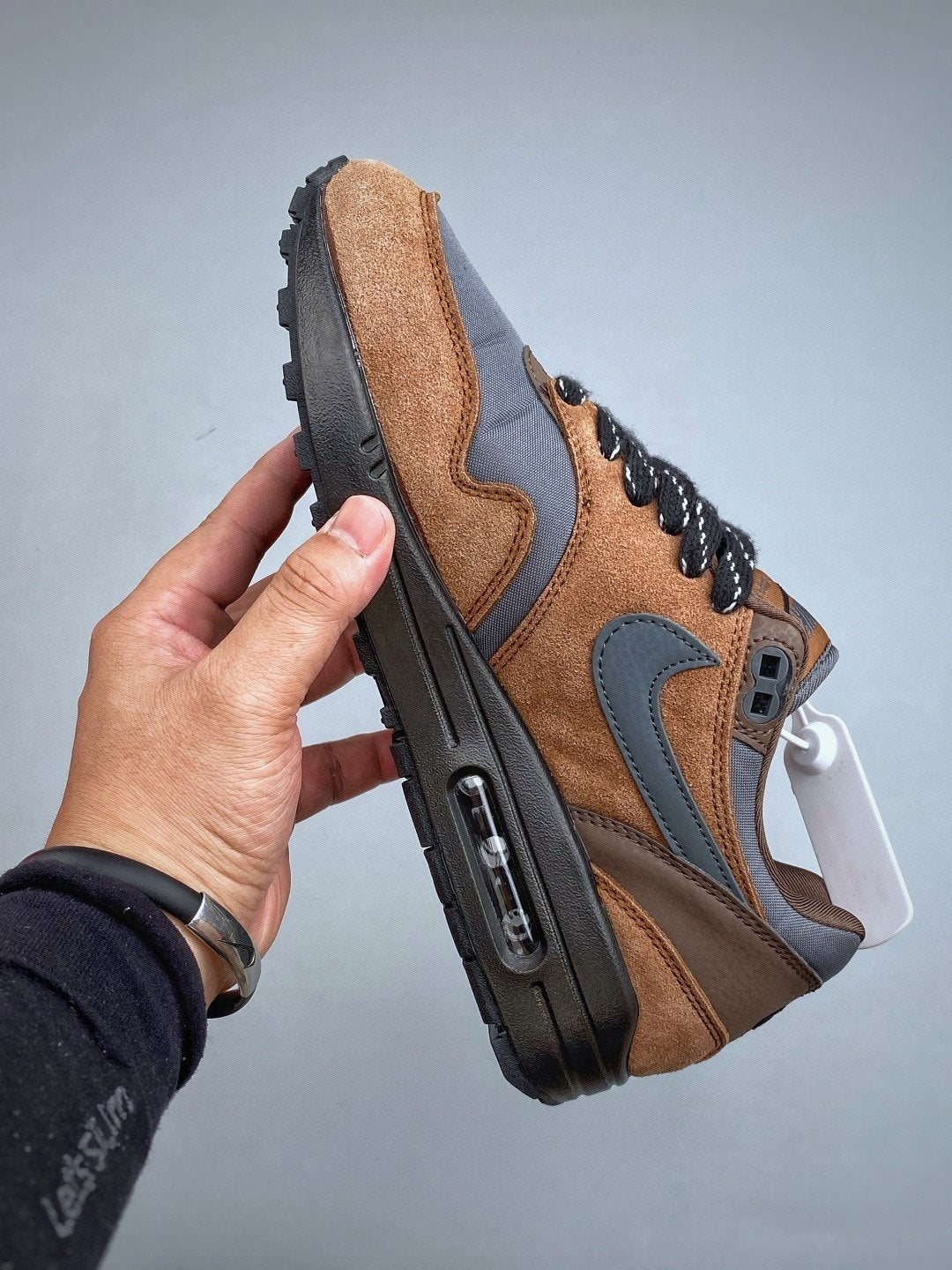 Nike Air Max 1 'Marron Daim Gris' — vue 3