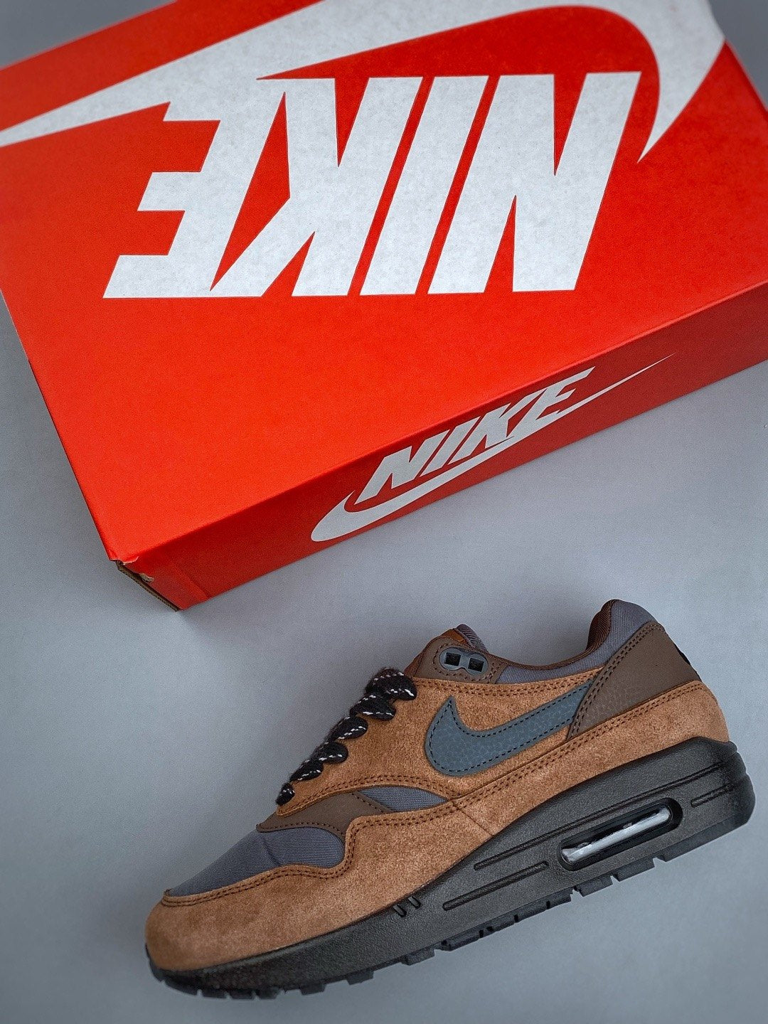 Nike Air Max 1 'Marron Daim Gris' — vue 4