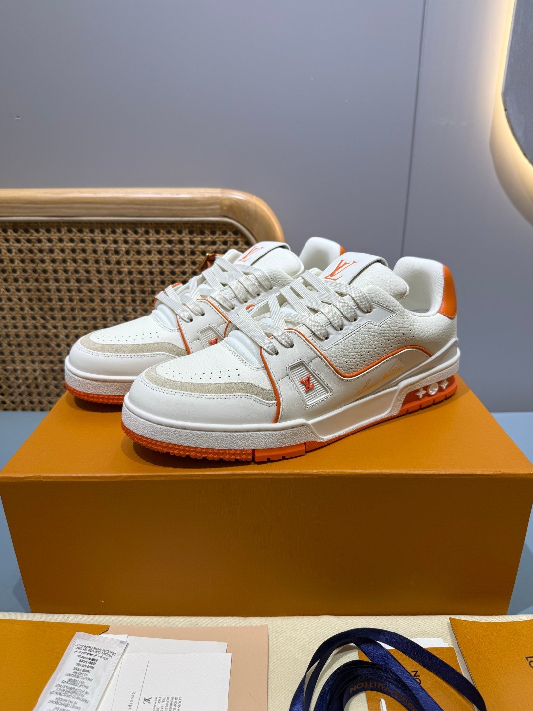 Sneakers Trainer 'Blanc Orange' — vue 3