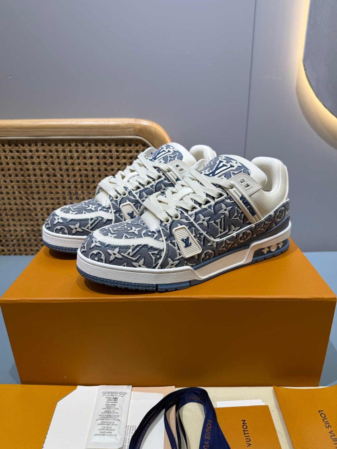 Sneakers Trainer 'Denim Monogram Bleu' — vue 3
