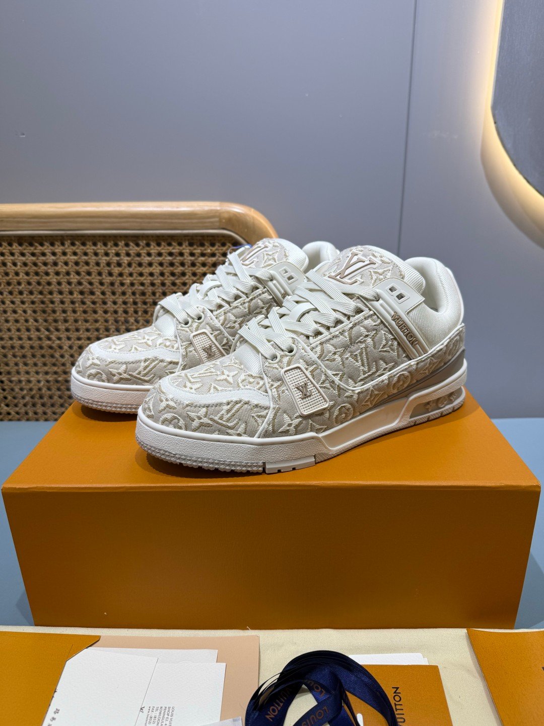 Sneakers Trainer 'Blanc Monogram Brodé' — vue 3