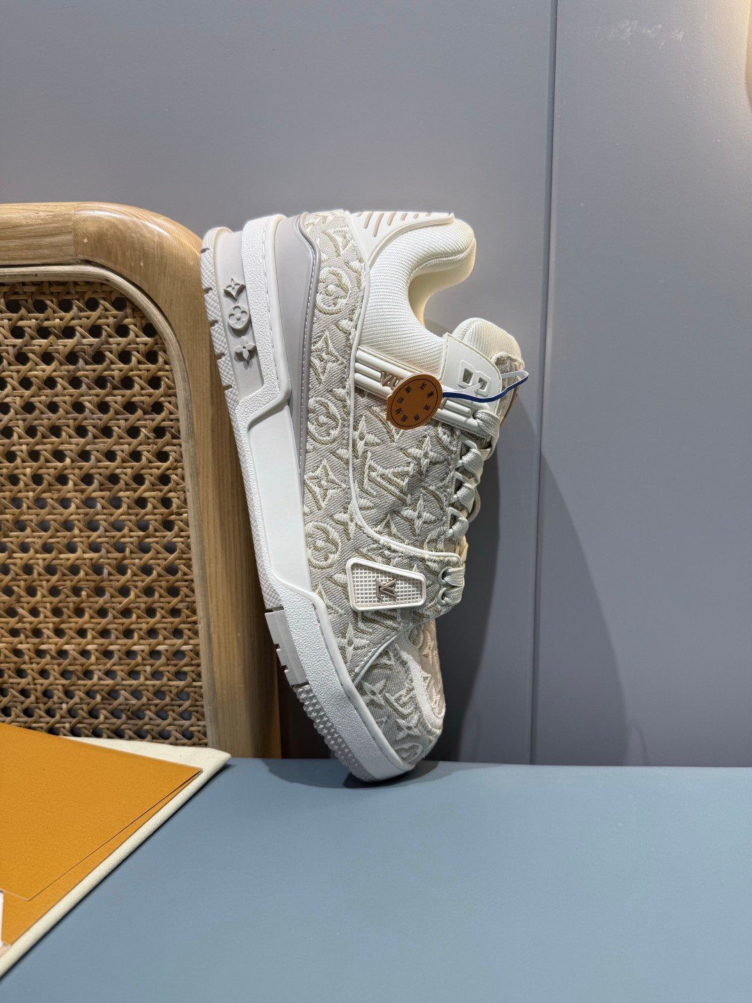 Sneakers Trainer 'Blanc Monogram Brodé' — vue 6