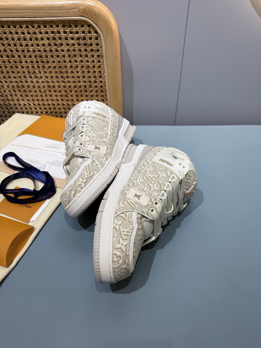 Sneakers Trainer 'Blanc Monogram Brodé' — vue 7