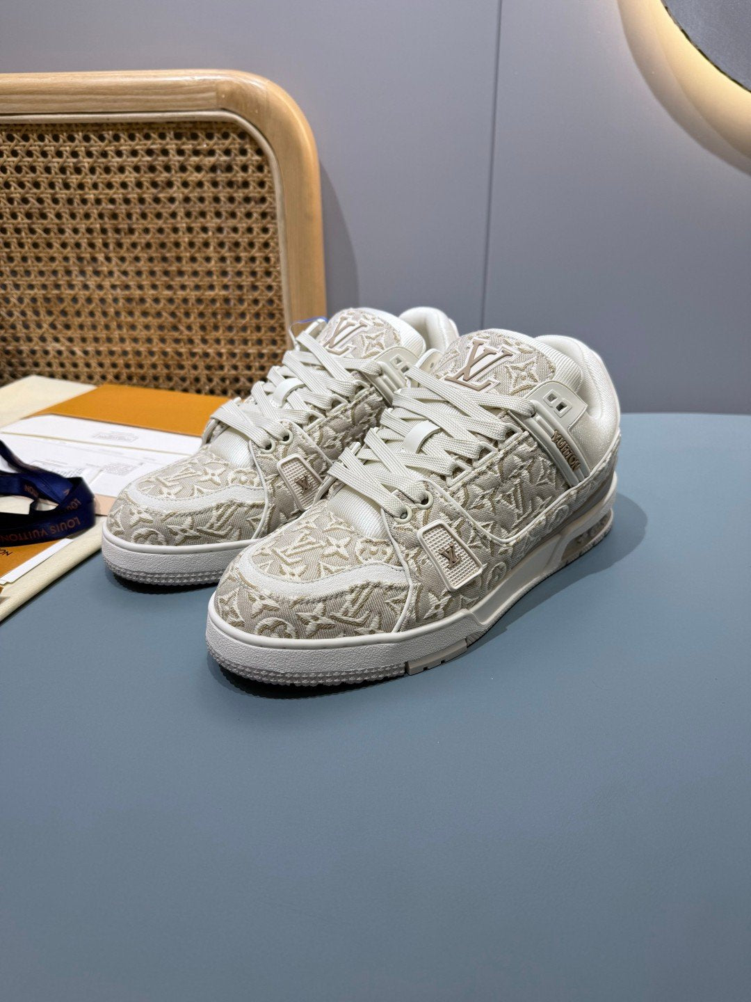 Sneakers Trainer 'Blanc Monogram Brodé' — vue 8