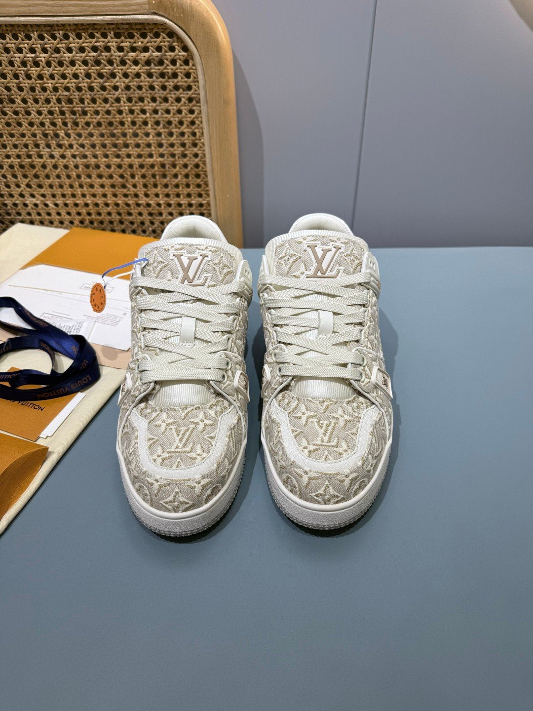 Sneakers Trainer 'Blanc Monogram Brodé' — vue 10