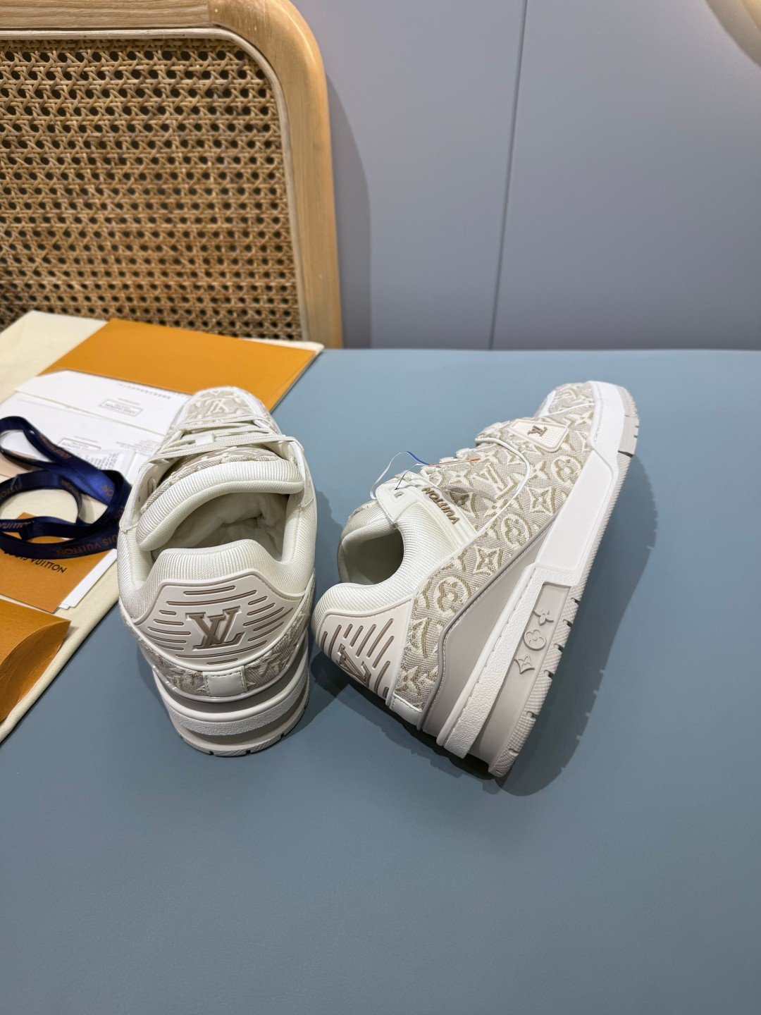 Sneakers Trainer 'Blanc Monogram Brodé' — vue 16