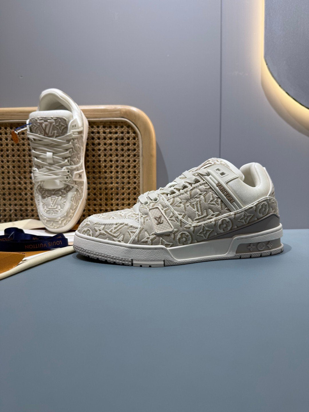 Sneakers Trainer 'Blanc Monogram Brodé' — vue 17