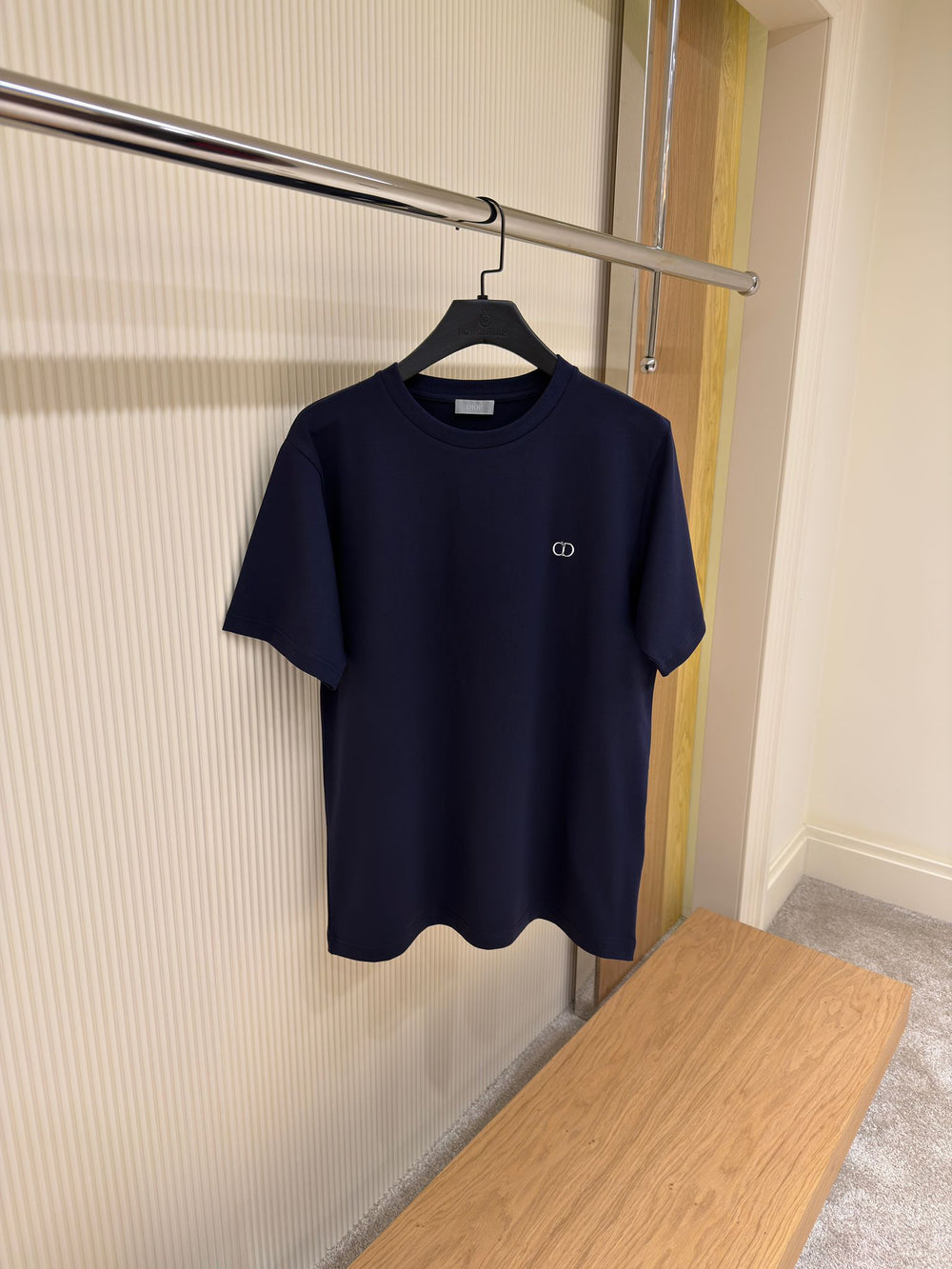 Camiseta con logotipo de metal