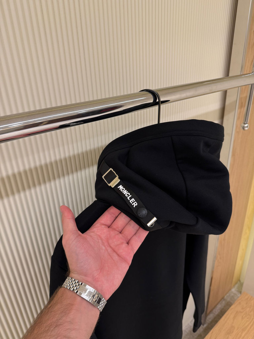 Hoodie Noir Logo Brodé — Molleton Épais