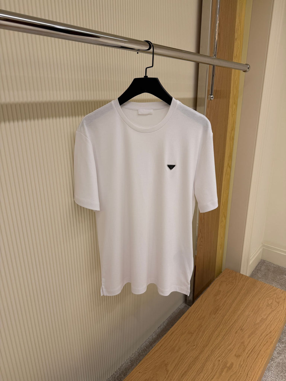 T-shirt Minimal Écusson Triangle — Jersey Premium