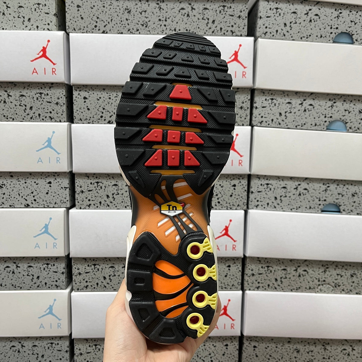 Nike Air Max Plus x Swarovski 'Noir Rouge Cristal' — vue 3