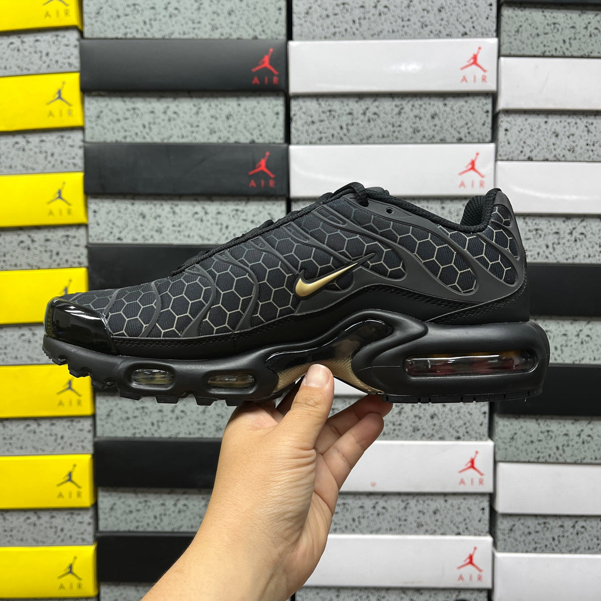 Nike Air Max Plus TN 'Noir Hexagone Or' — vue 3