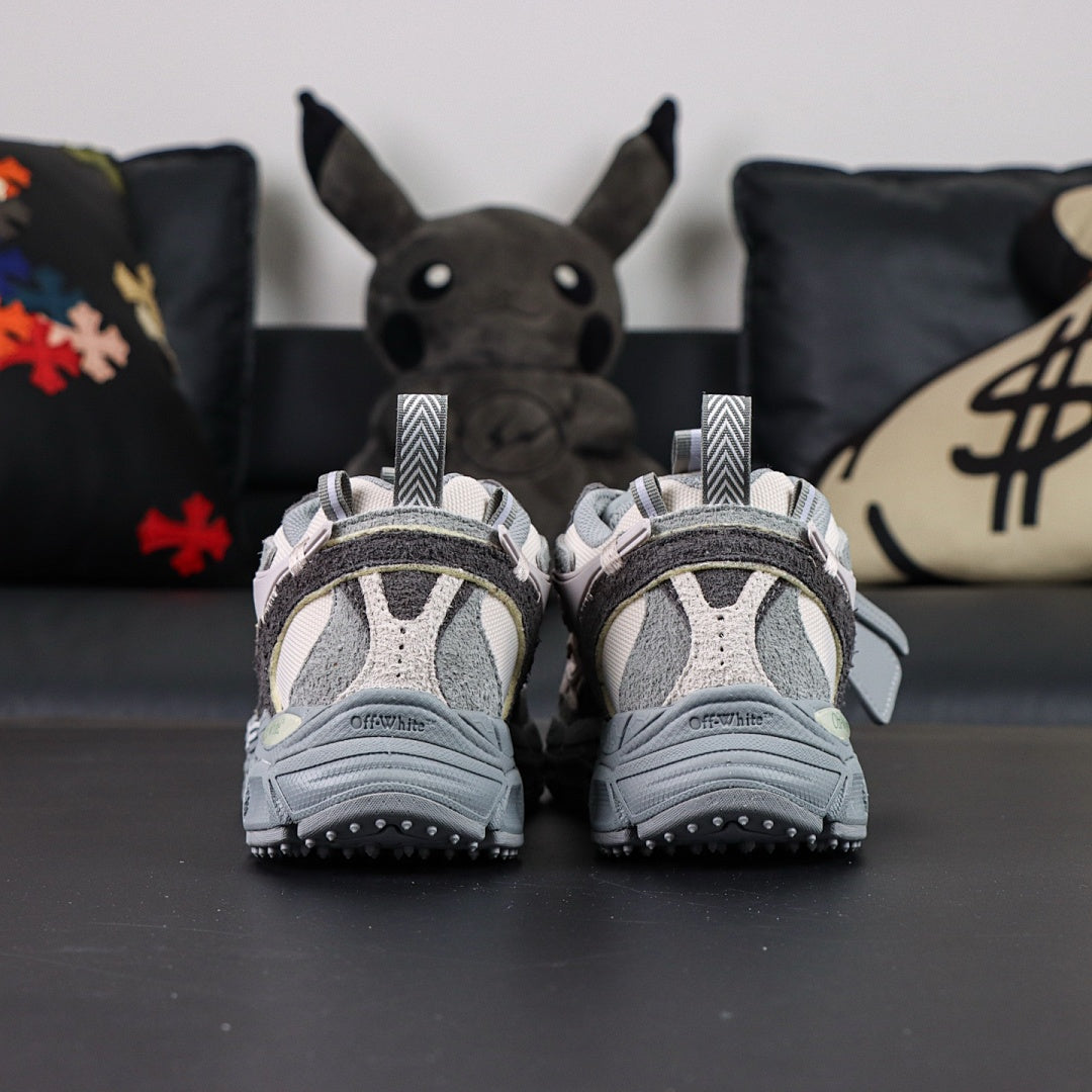 Sneaker Off W. Be Right Back