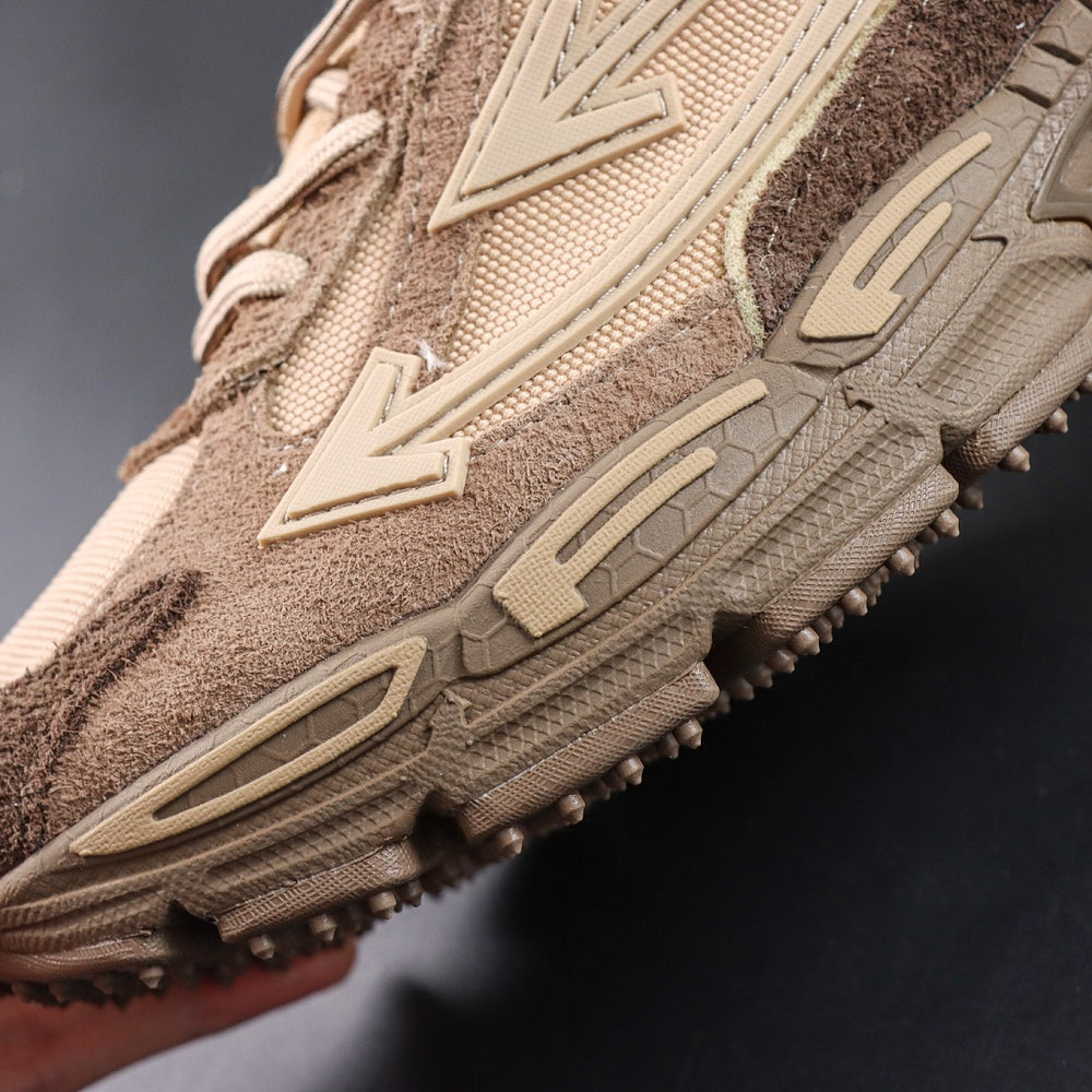 Sneaker Off W. Be Right Back