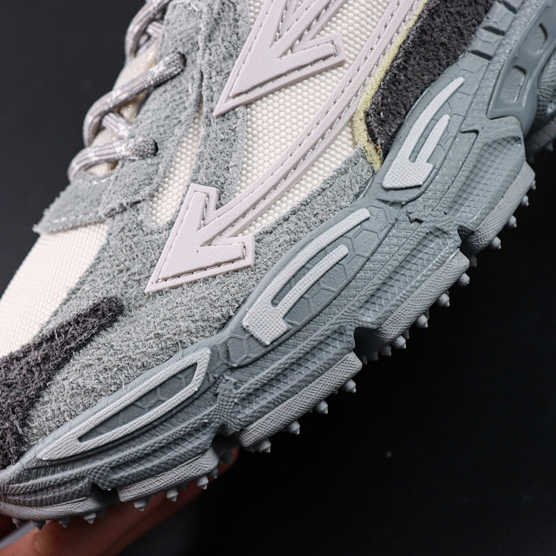 Sneaker Off W. Be Right Back