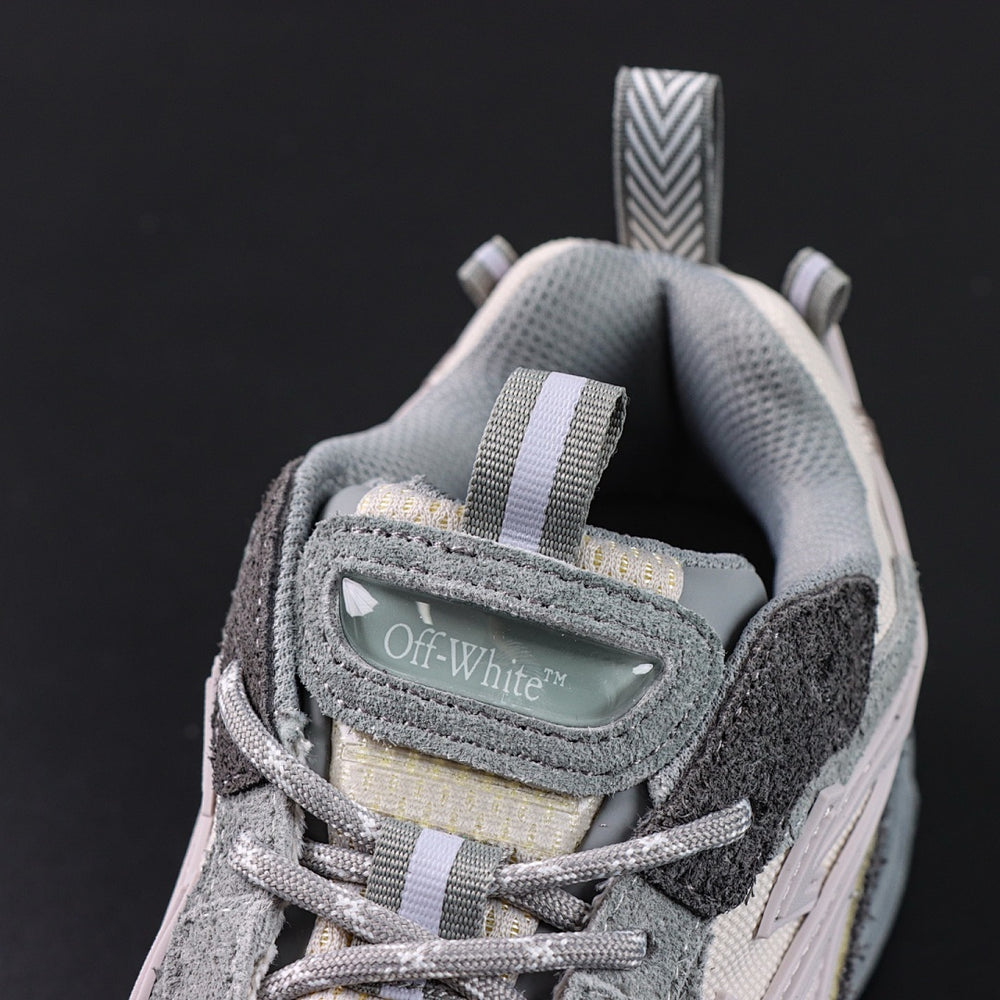 Sneaker Off W. Be Right Back