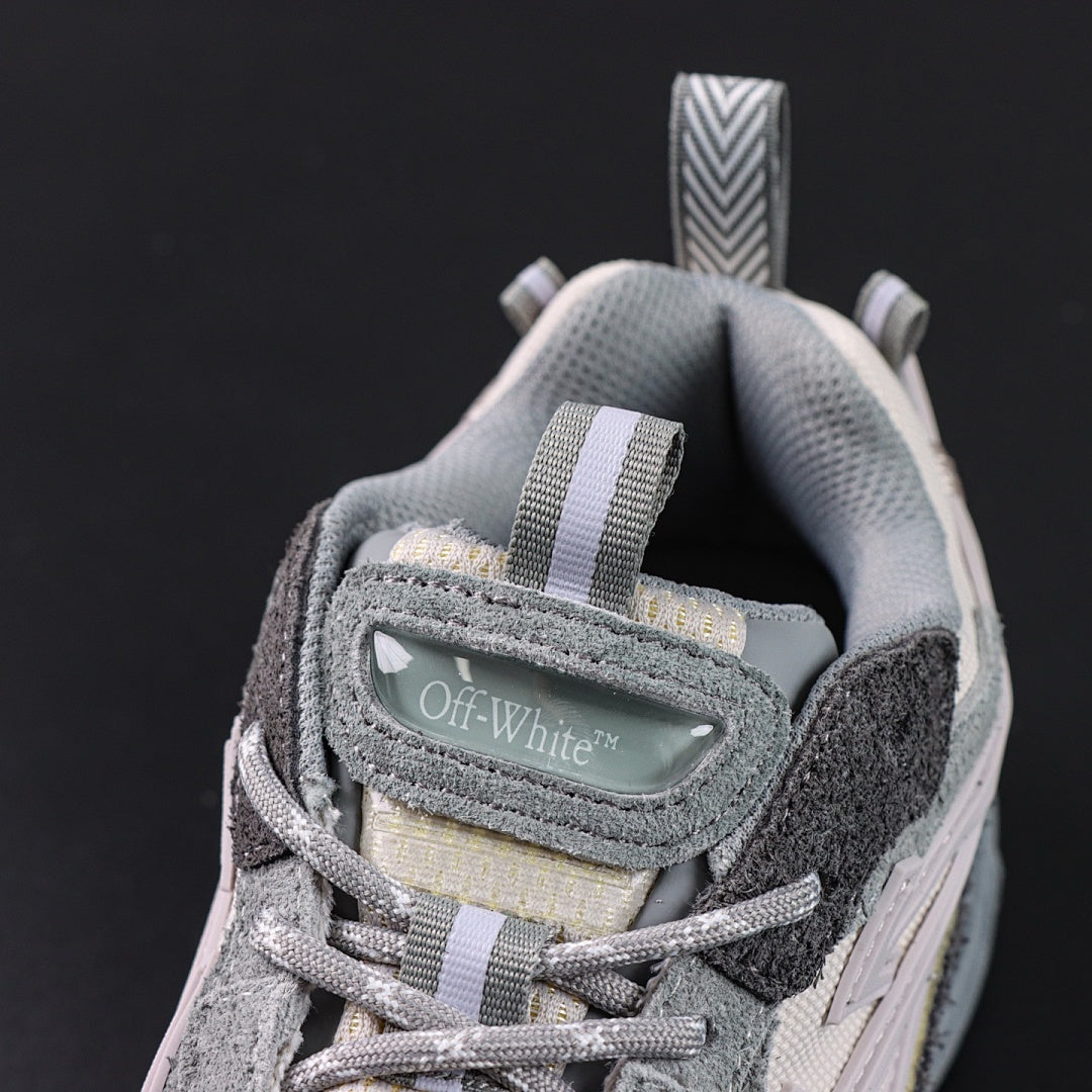Sneaker Off W. Be Right Back