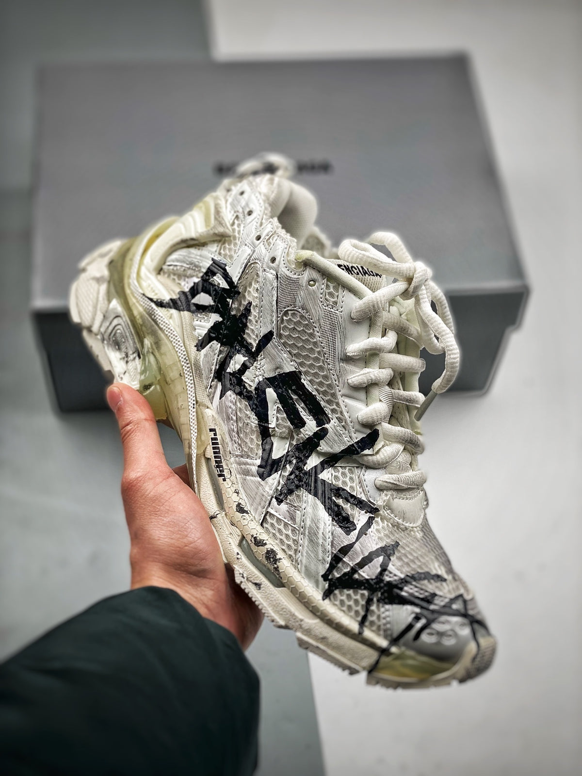 Sneakers Runner 'Blanc Graffiti Noir'