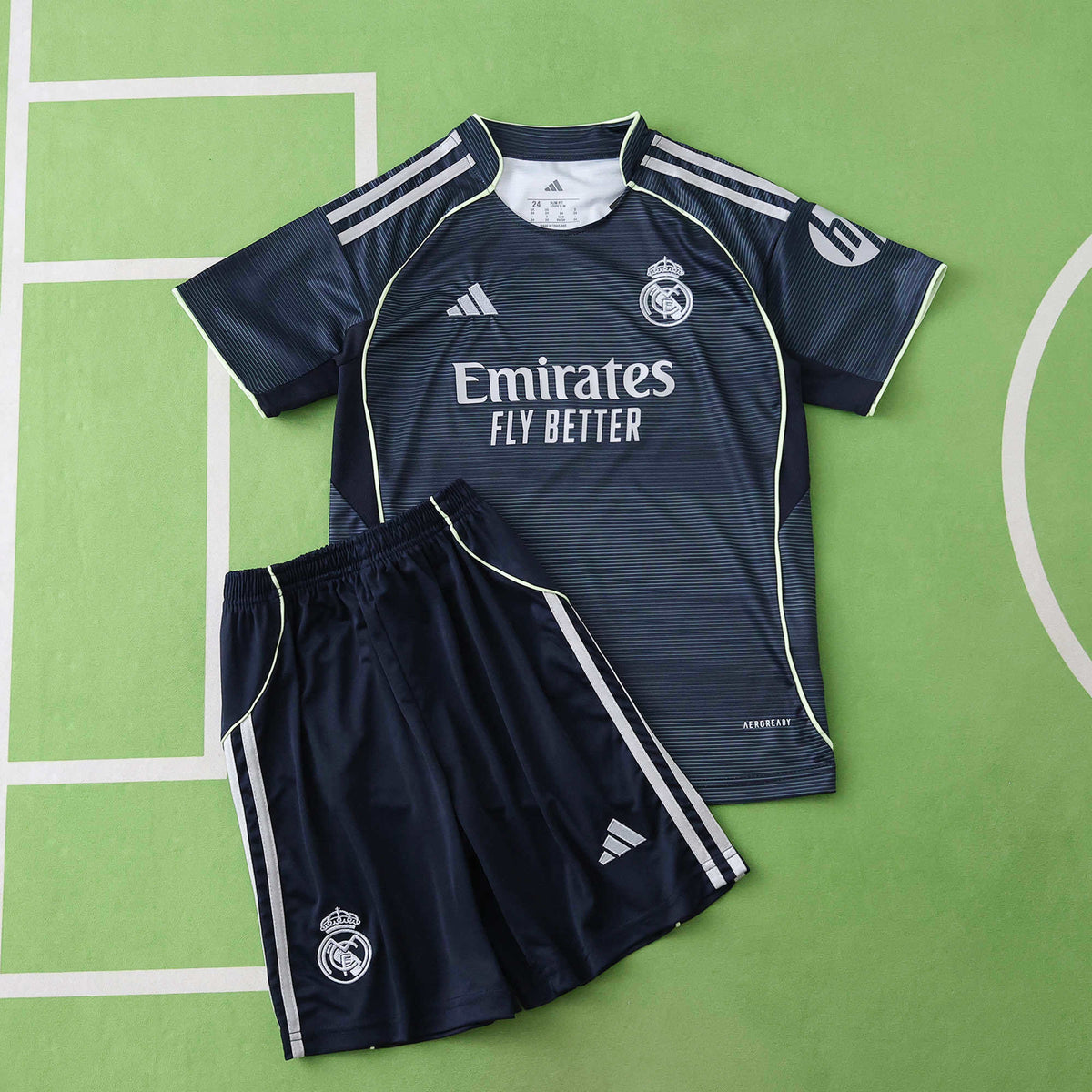 Ensemble Enfant Real Madrid 2025/26 Extérieur — vue 10
