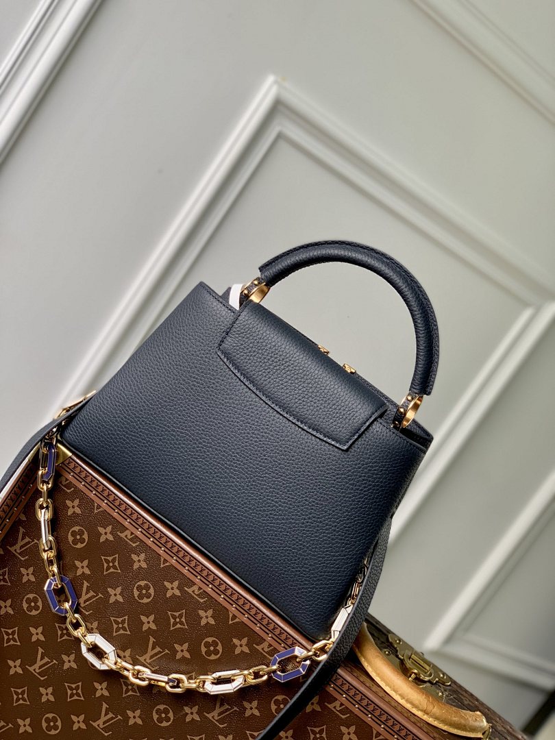 Sac à main Capucines – Réf. M24683 · Bleu Nuit MM