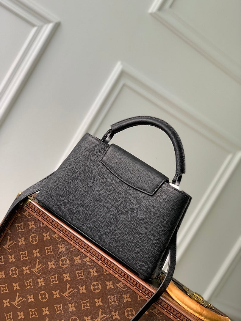 Sac à main Capucines – Réf. M23955 · Noir PM