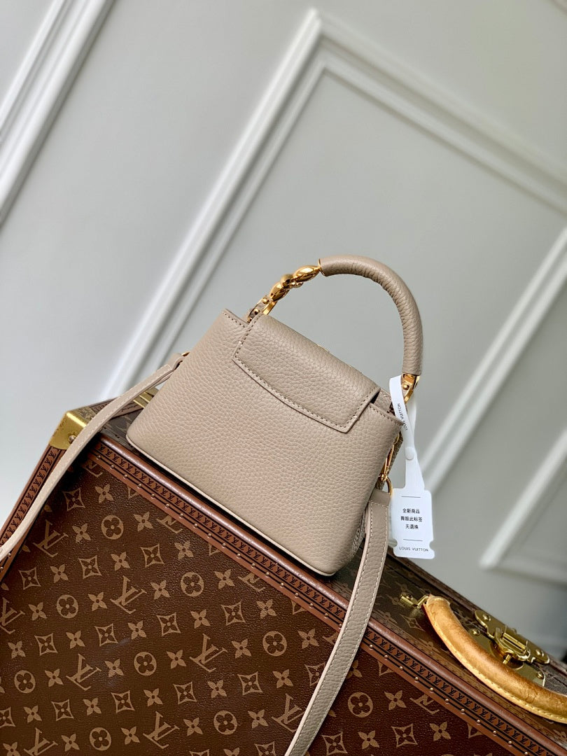 Sac à main Capucines – Réf. M23943 · Gris · Coloris 1