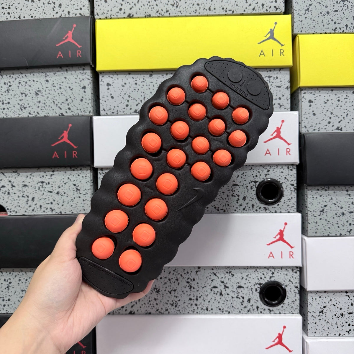 Nike Mind 001 'Noir Orange' — vue 3
