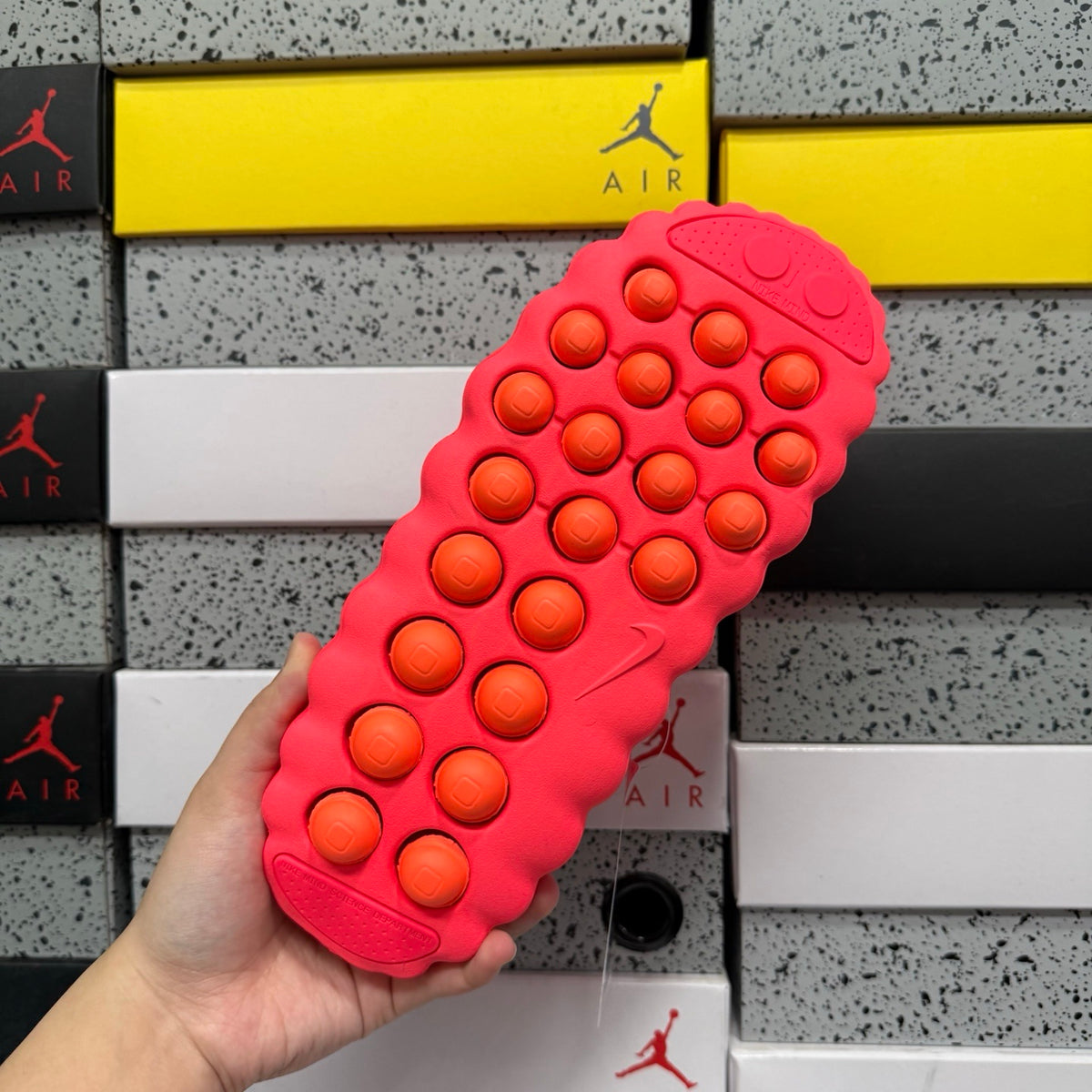 Nike Mind 001 'Rouge' — vue 3