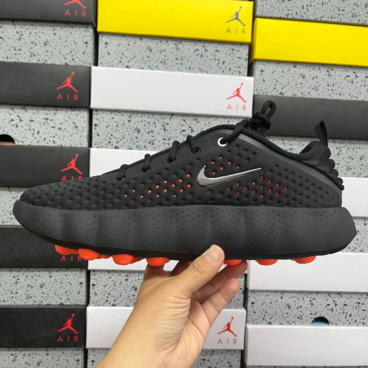 Nike Mind 002 'Noir Rouge' — vue 2