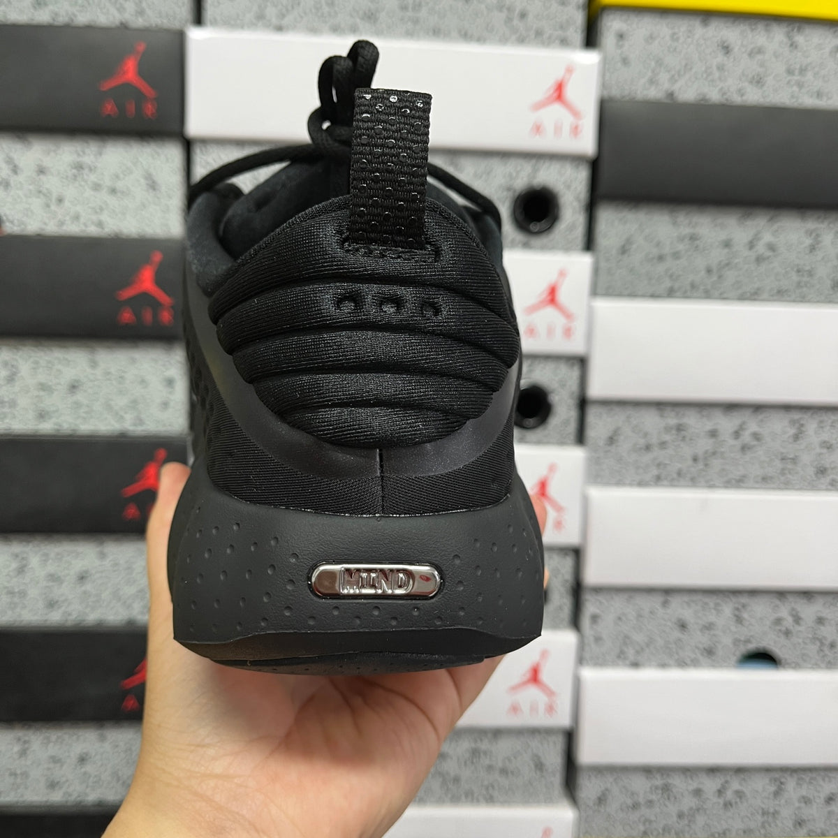 Nike Mind 002 'Noir Rouge' — vue 3
