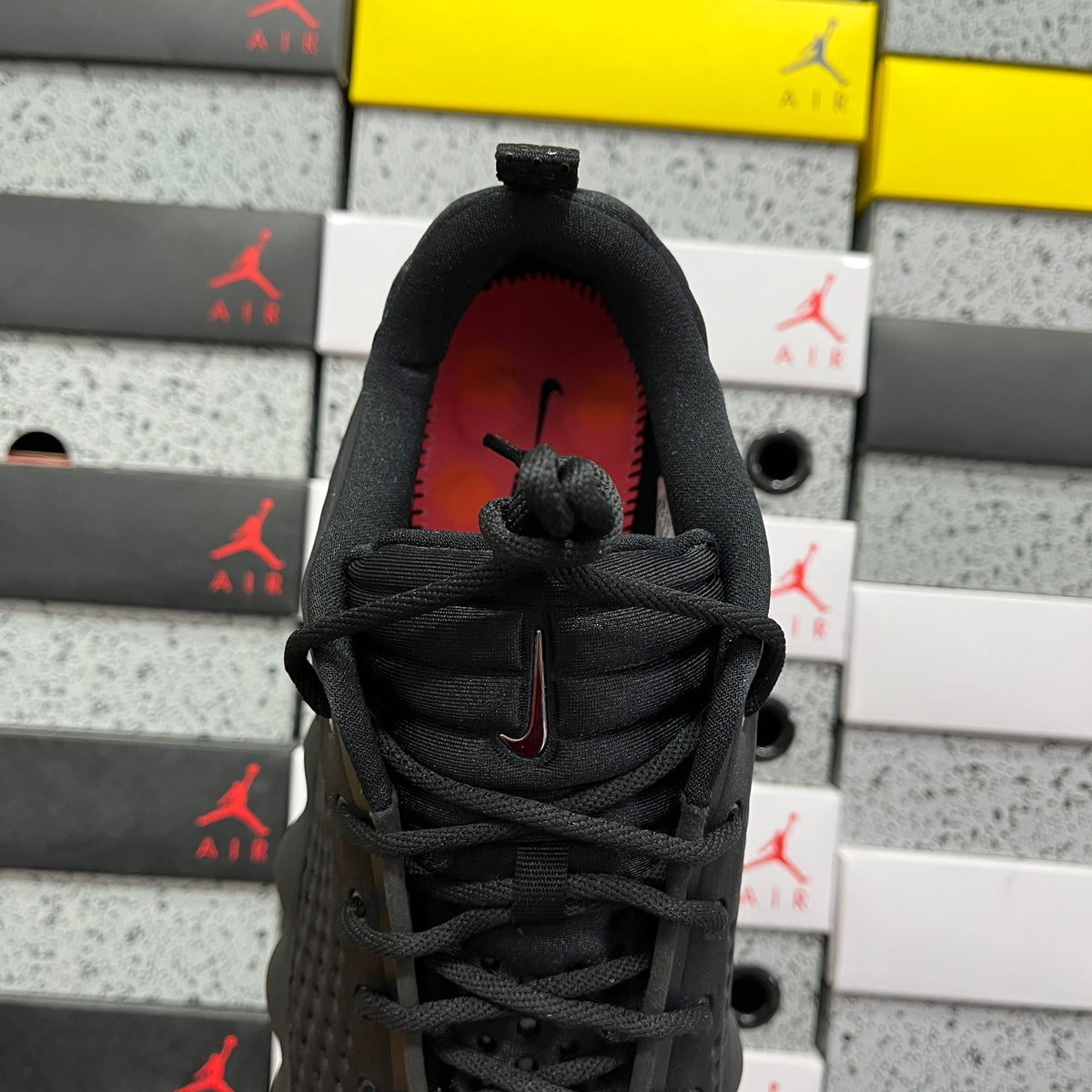 Nike Mind 002 'Noir Rouge' — vue 5