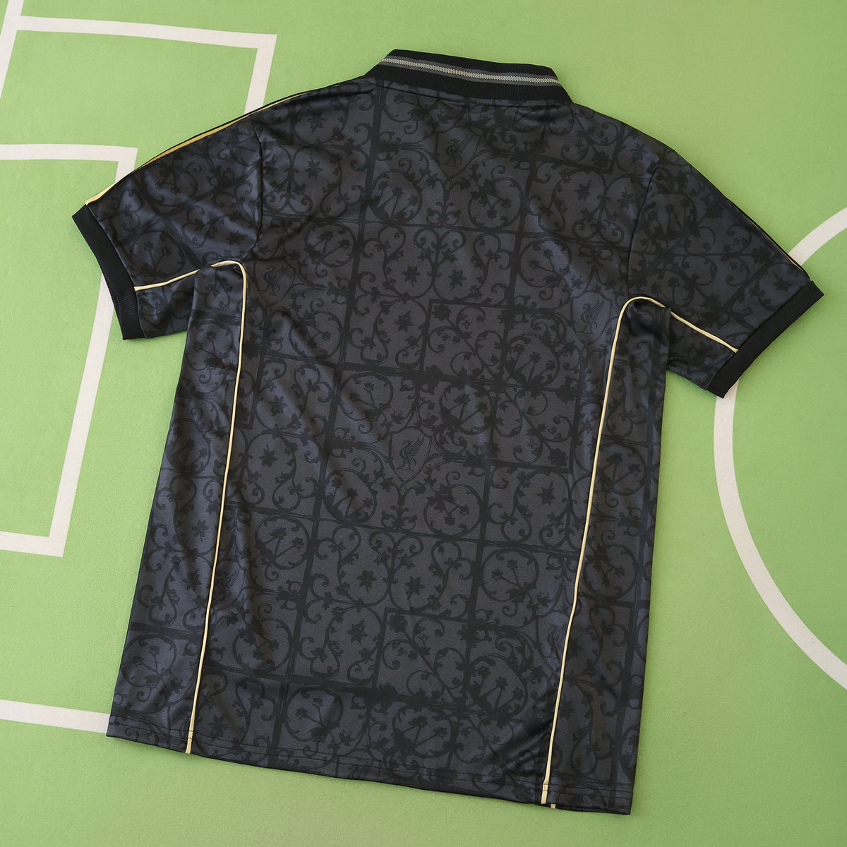 Maillot Liverpool 2025/26 — Noir · Or — vue 3