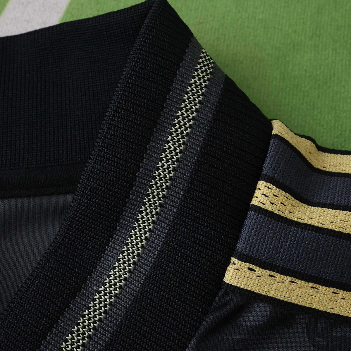 Maillot Liverpool 2025/26 — Noir · Or — vue 5