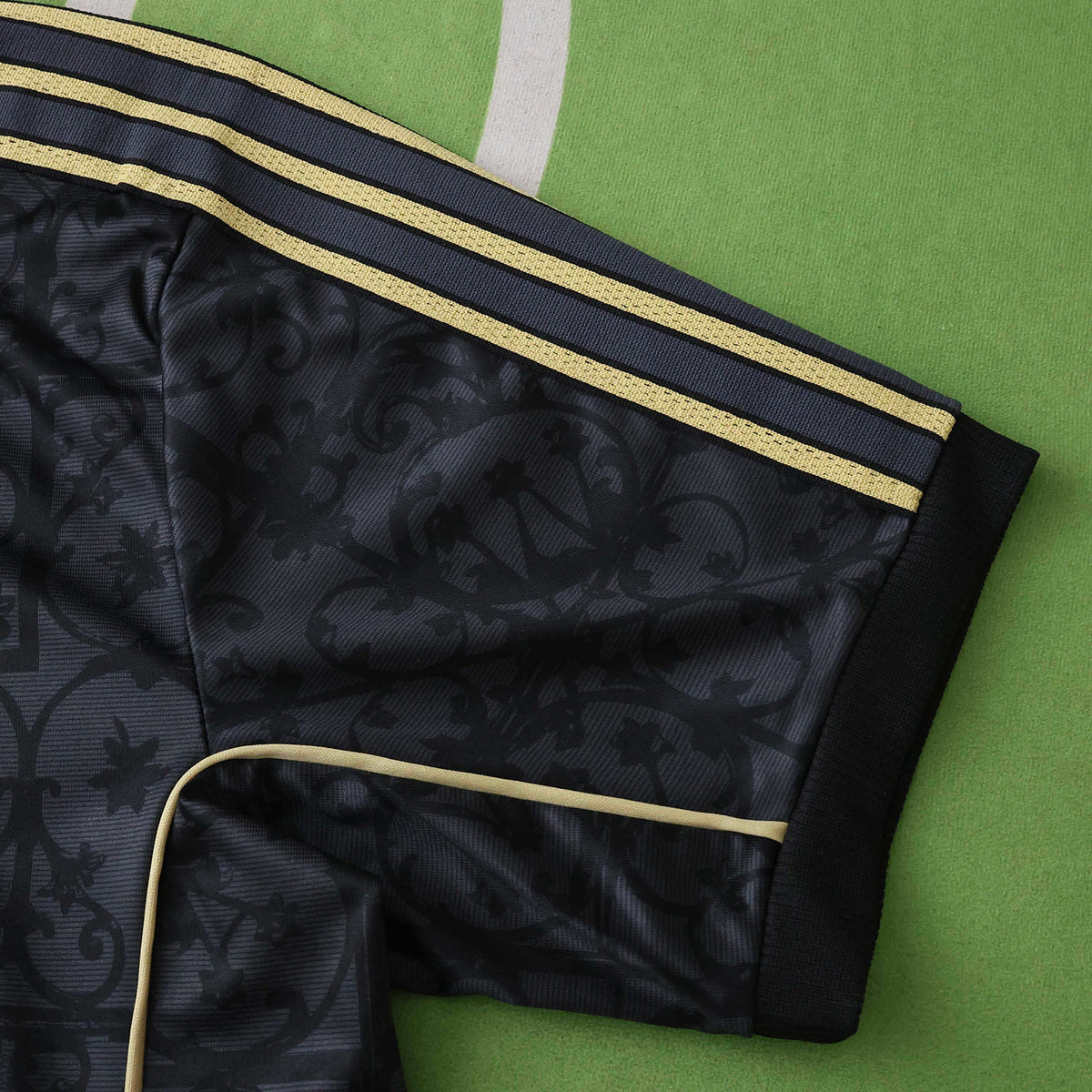 Maillot Liverpool 2025/26 — Noir · Or — vue 7