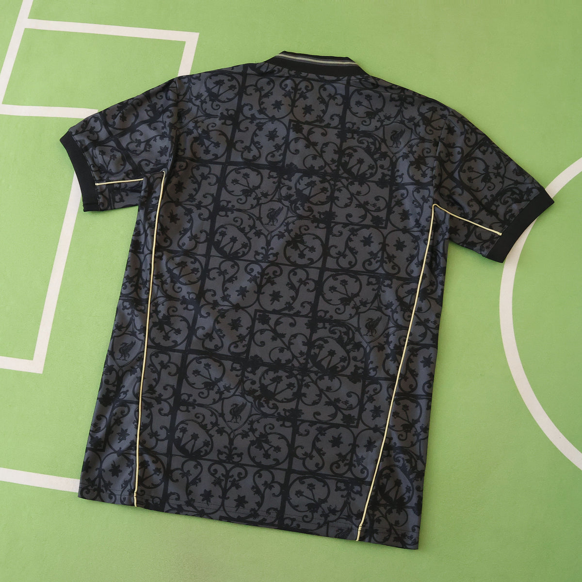 Maillot Liverpool 2025/26 — Noir · Or · Version Joueur — vue 3