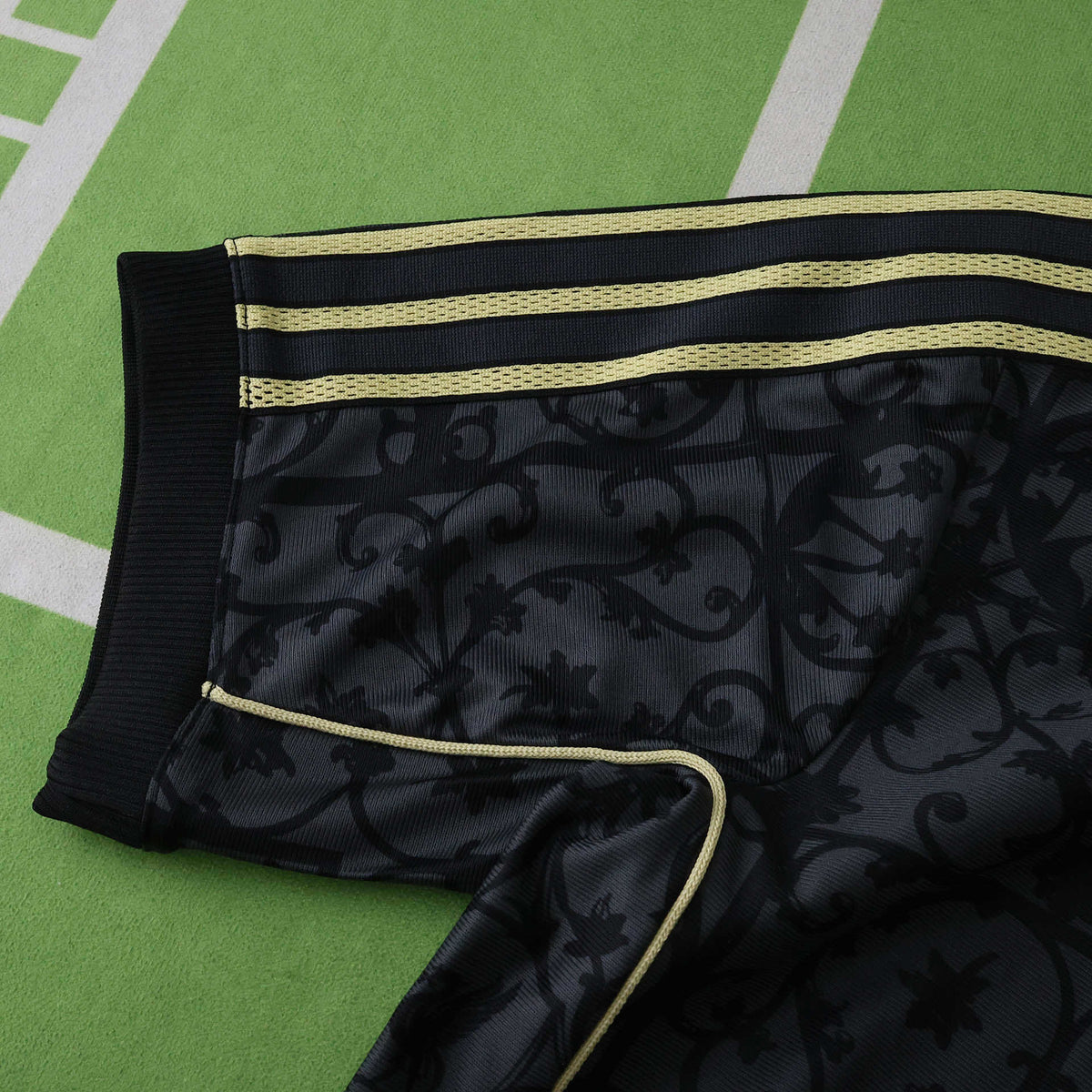 Maillot Liverpool 2025/26 — Noir · Or · Version Joueur — vue 7
