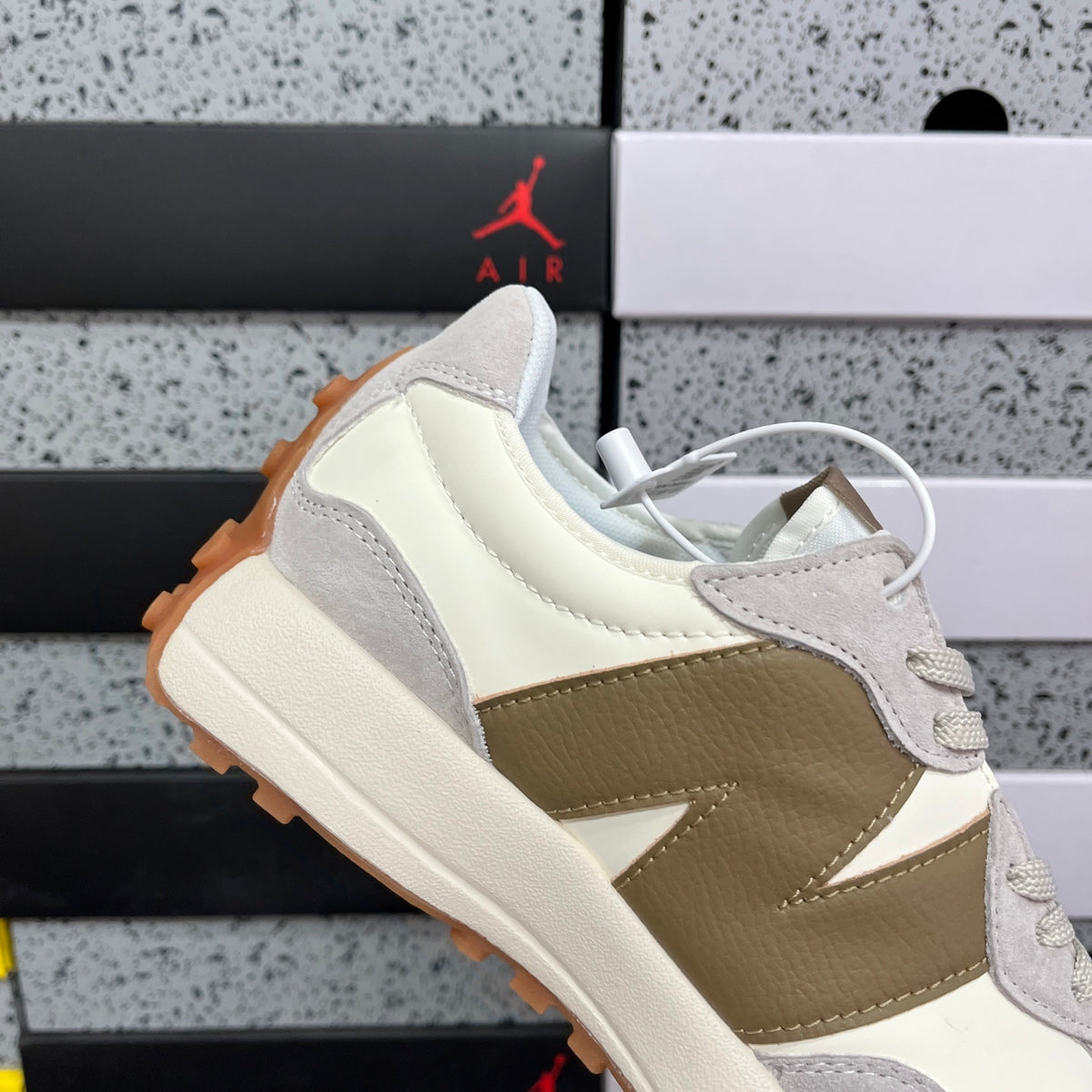 New Balance 327 'Blanc Kaki'