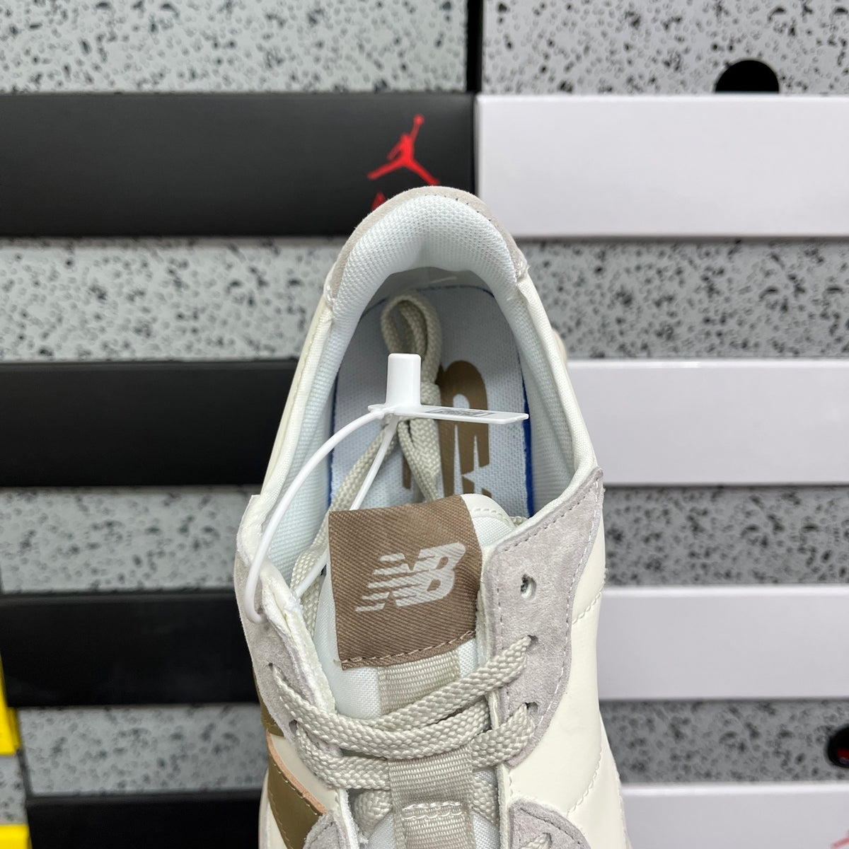 New Balance 327 'Blanc Kaki'