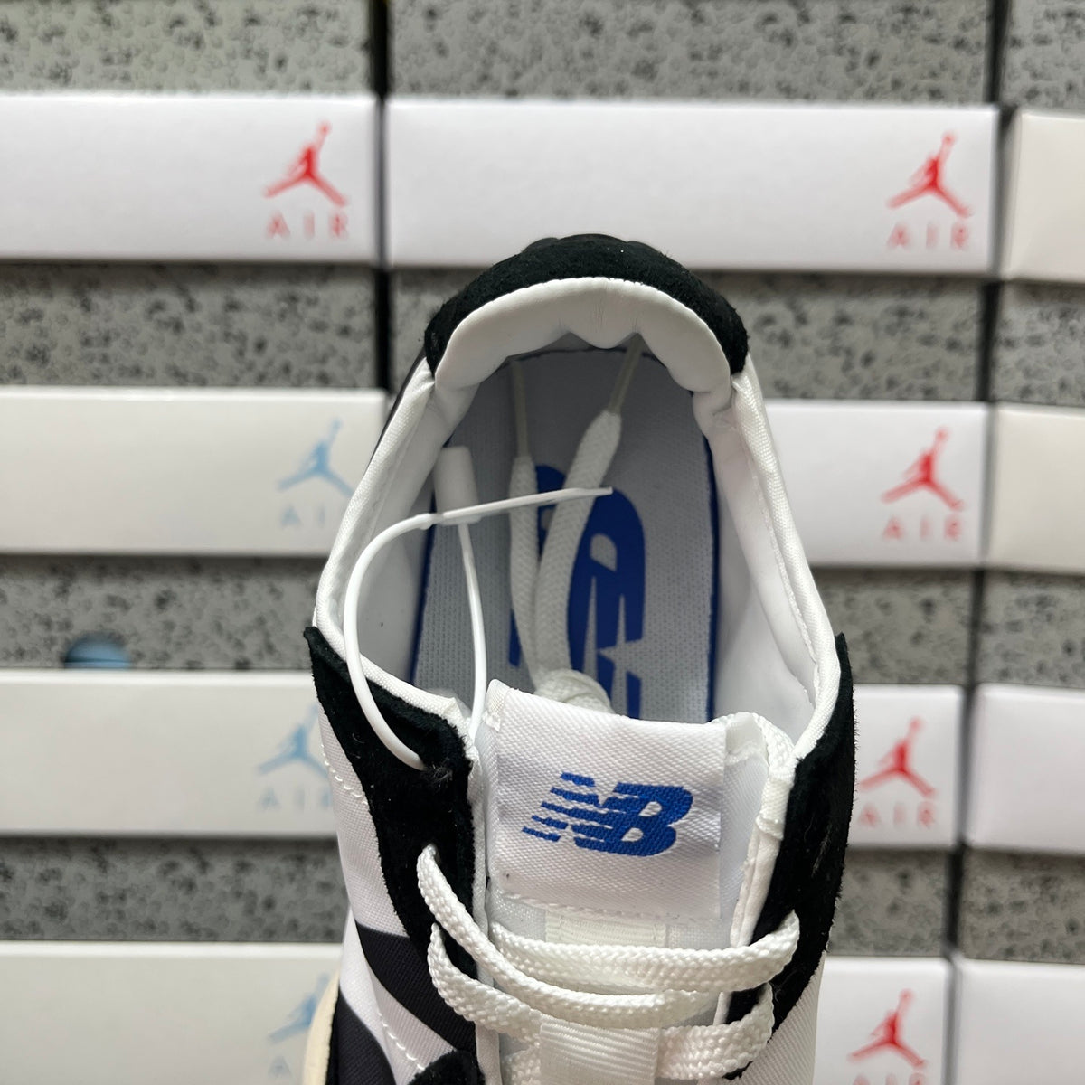 New Balance 327 'Noir Blanc Crème'