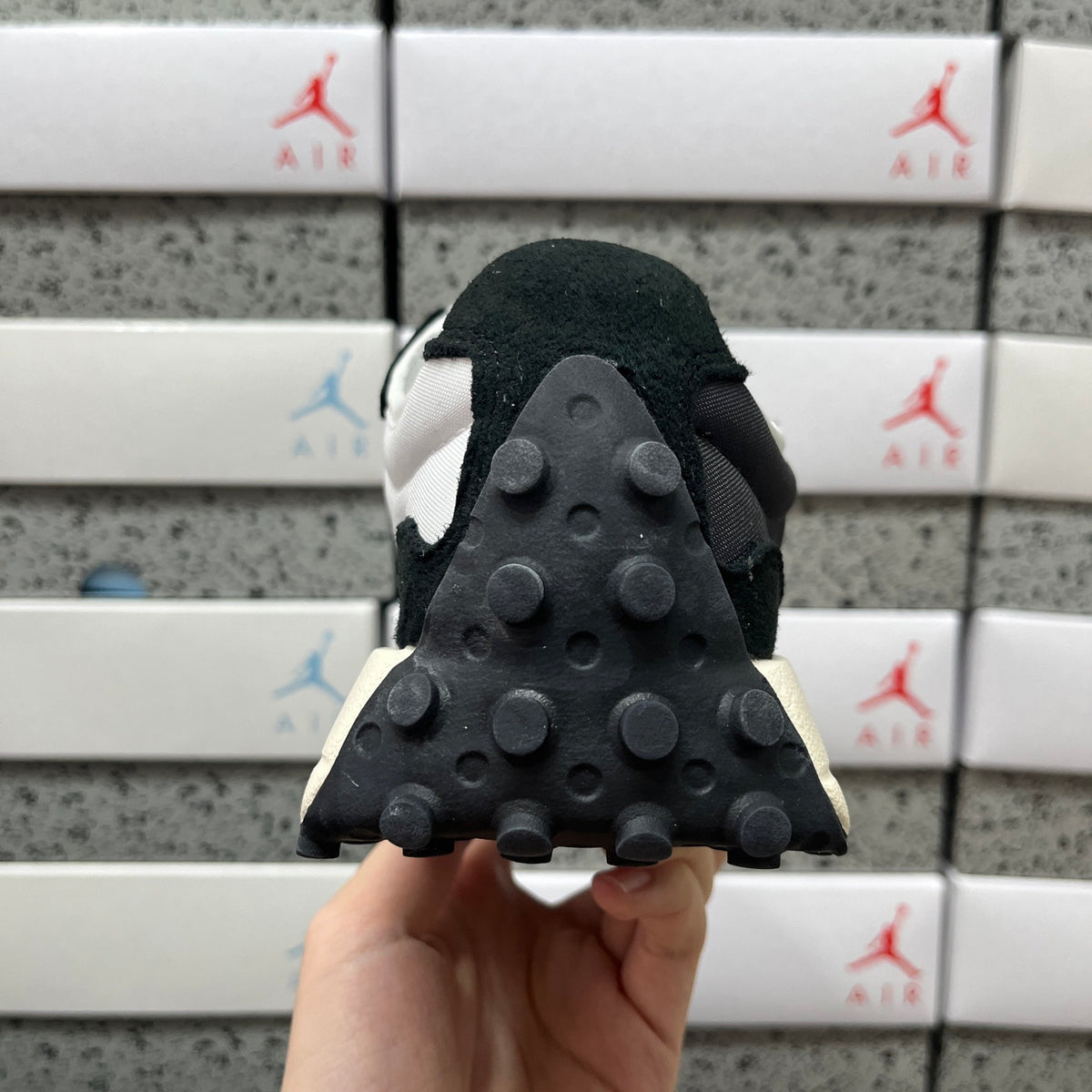 New Balance 327 'Noir Blanc Crème'